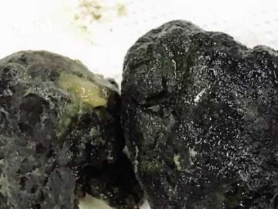 拉粑粑为什么是黑色的？（探寻黑色粑粑的成因和影响因素）
