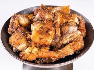 喂狗吃生鸡架驱虫的最佳时间（以喂食生鸡架驱虫，何时效果最好？）